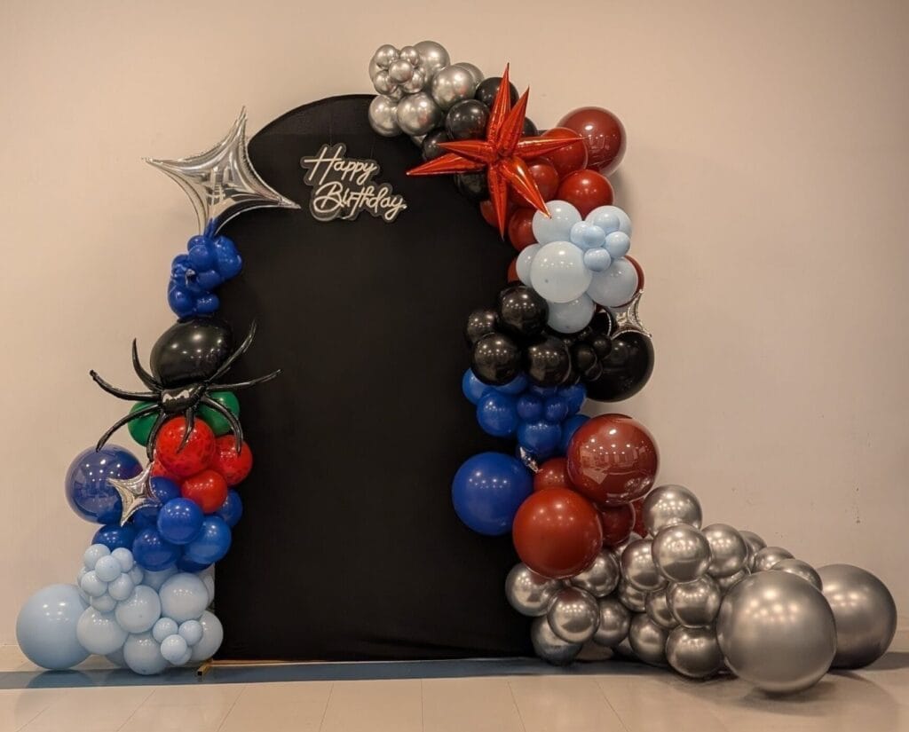 Ilmapallokaari taustalla. Monta erikois ilmapallo. Hämähäkkimies tyylinen