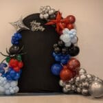 Ilmapallokaari taustalla