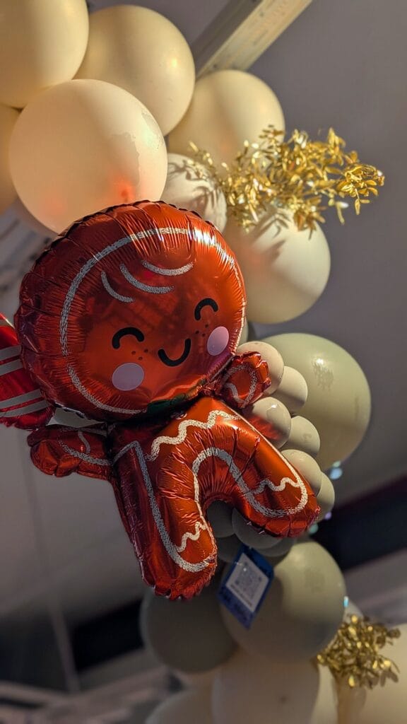 Ilmapallokaari joka on kiinni katossa. Erikois foliopallo piparkakku miehestä